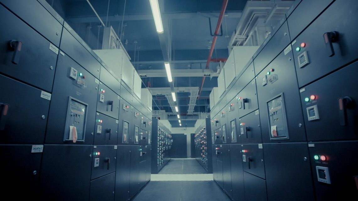 Armoire universal porte battante pour l’univers professionnel