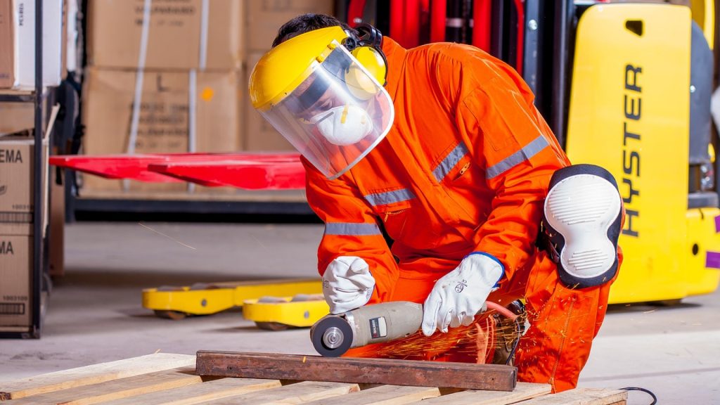 Qui doit fournir des vêtements de travail ?