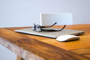 Plateau en bois : l&rsquo;élément clé d&rsquo;un bureau moderne et élégant