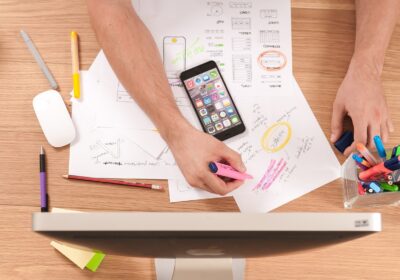 Bureau avec croquis de maquettes et smartphones